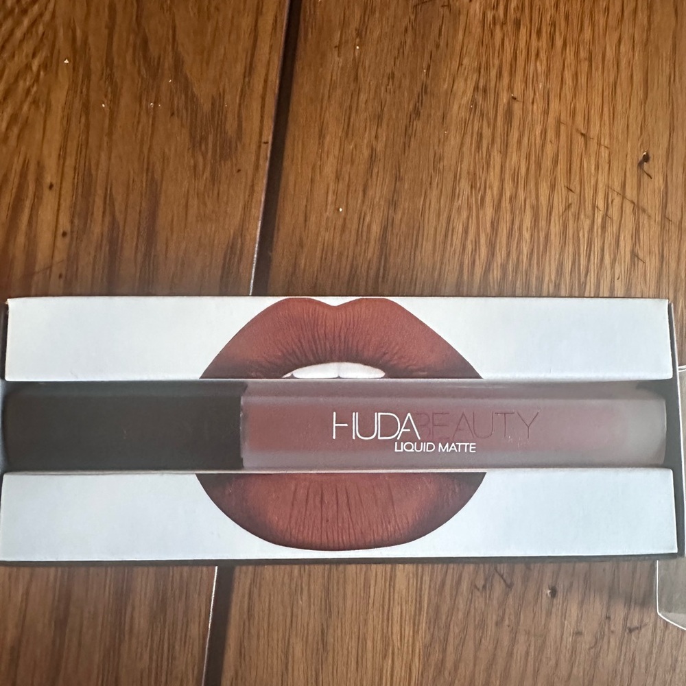 HUDA BEAUTY - drama mama - NIB